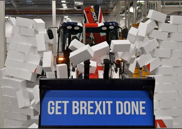 FT: Τα καλά και τα κακά νέα για τη Βρετανία μετά το θρίαμβο Τζόνσον