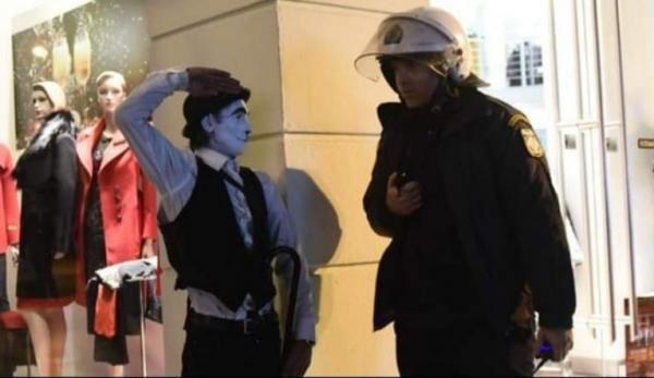 Μίμος χαιρετάει στρατιωτικά: «Η κανονικότητα των στρατιωτικών κανόνων είναι εδώ»