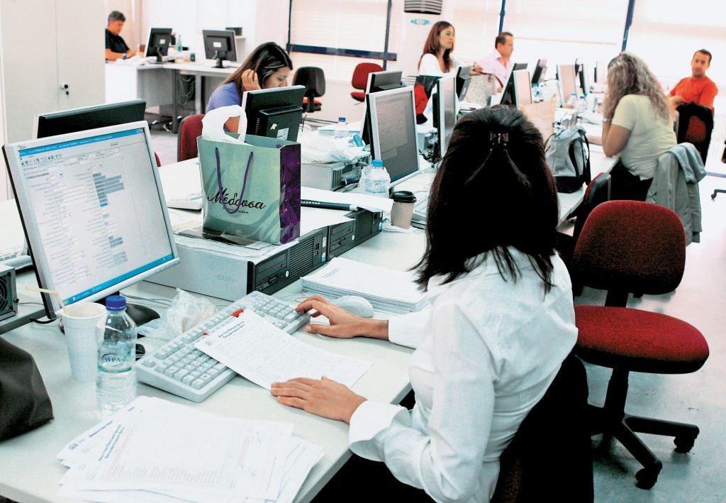 Καταγγελία για «μαύρη» εργασία στο Δημόσιο μέσω προγράμματος του ΟΑΕΔ