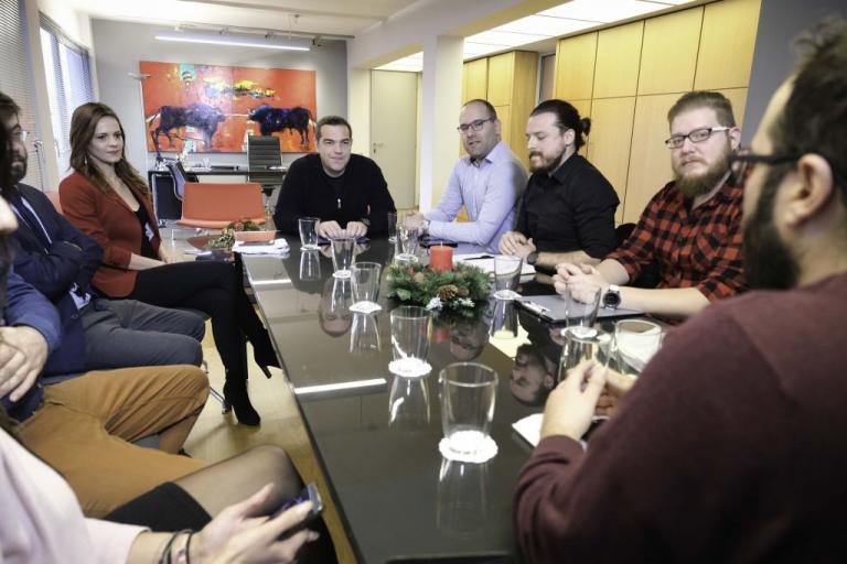 Τσίπρας : Επικοινωνιακό σόου με τους νέους επιστήμονες – Διώχνει 4000 για να πάρει 500