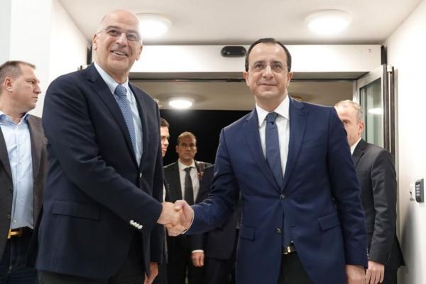 Συνεχίζεται το μπαράζ επαφών Δένδια – Συναντήθηκε με τον κύπριο ΥΠΕΞ