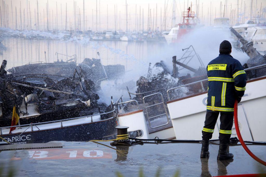 Μαρίνα Αλίμου : Ιστιοπλοϊκό καταστράφηκε ολοσχερώς από φωτιά