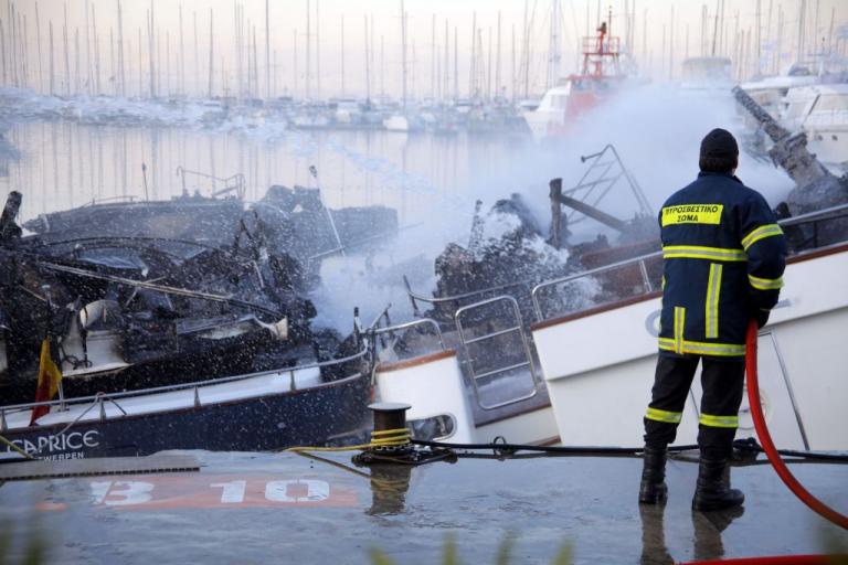Μαρίνα Αλίμου : Ιστιοπλοϊκό καταστράφηκε ολοσχερώς από φωτιά