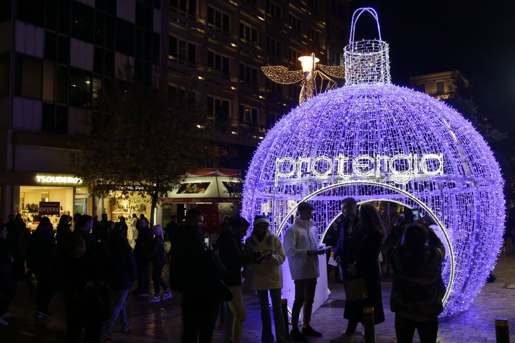 Το ιστορικό τρίγωνο της Αθήνας φωτίζεται με χριστουγεννιάτικη ενέργεια