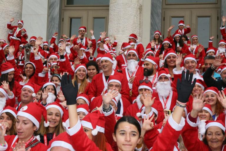 Χιλιάδες Αγιοβασίληδες «πλημμύρισαν» τους δρόμους του Πειραιά στο 1o Santa Fun Run