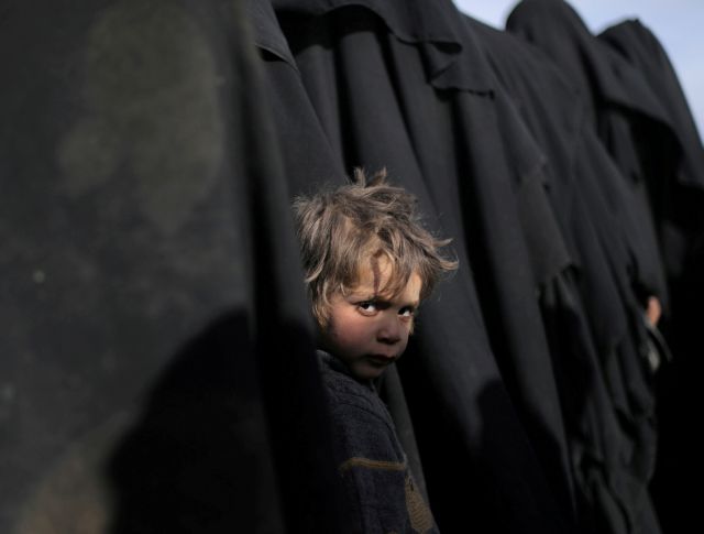 Συρία : Παιδιά ανάμεσα στους νεκρούς αμάχους από αεροπορικές επιδρομές στην Ιντλίμπ