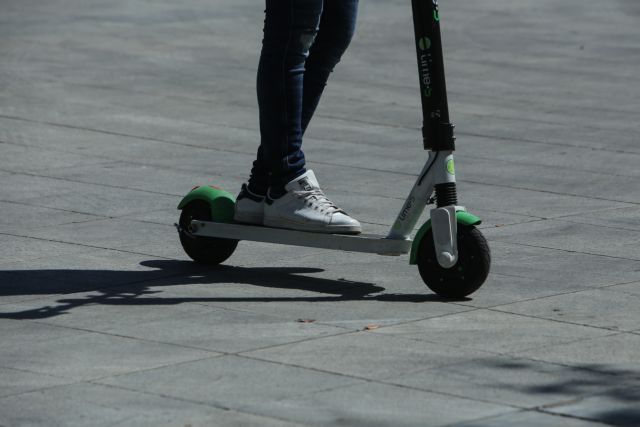 Γερμανία : Συνελήφθη μεθυσμένος να οδηγεί πατίνι σε αυτοκινητόδρομο