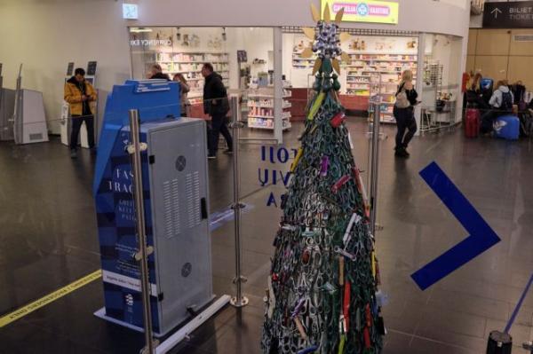 Χριστουγεννιάτικο δέντρο από απαγορευμένα κατασχεθέντα αντικείμενα