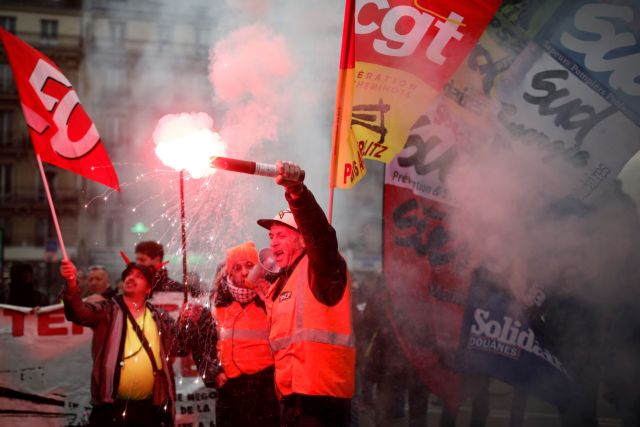 Γαλλία : Χρήση δακρυγόνων από την αστυνομία κατά διαδηλωτών στο κέντρο του Παρισιού