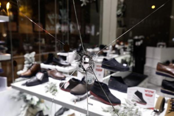 Νύχτα βανδαλισμών στη Θεσσαλονίκη – 29 προσαγωγές
