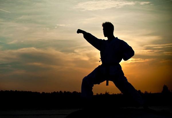 Τι κάνει ο άνθρωπος – Δάσκαλος κουνγκ φου «περπατά» στο νερό