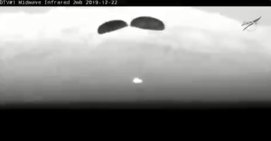 Καρέ καρέ η στιγμή της προσγείωσης του διαστημικού οχήματος Starliner σε έρημο του Νέου Μεξικού