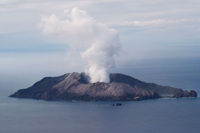 Έκρηξη ηφαιστείου: Επιχείρηση για την ανάκτηση των πτωμάτων στο νησί Γουάιτ ξεκίνησε η αστυνομία