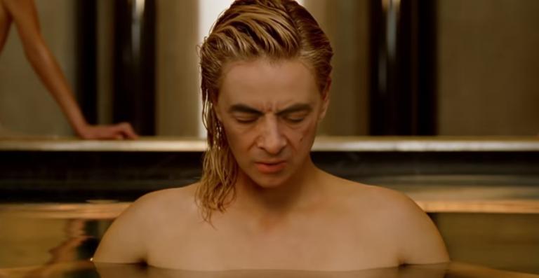 Ο Mr. Bean σαρώνει το YouTube ως Σαρλίζ Θερόν