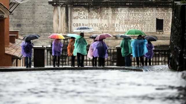 Ιταλία : Η σφοδρή κακοκαιρία προκάλεσε το κλείσιμο σχολείων στη Ρώμη και τη Νάπολη