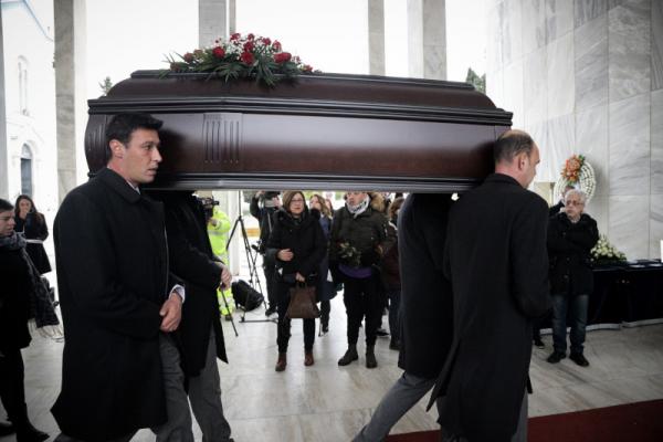 Θάνος Μικρούτσικος : Σε λαϊκό προσκύνημα αυτή την ώρα η σορός του – Συντετριμμένη η σύζυγός του