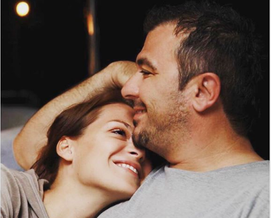 Υβόννη Μπόσνιακ: Φωτογραφίζει την κόρη της μπροστά από το Χριστουγεννιάτικο δέντρο