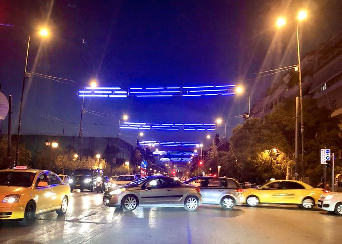 «Είναι αυτό τώρα στολισμός;» – Γκρίνια στο Twitter για τα φωτάκια στη Βασ. Σοφίας