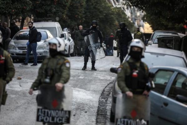 Σοκάρουν τα περιστατικά ωμής αστυνομικής βίας στην τριπλή επιχείρηση στο Κουκάκι