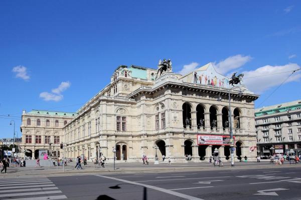 Αυστρία : Η ακαδημία μπαλέτου της Βιέννης ενθάρρυνε τους σπουδαστές της να καπνίζουν