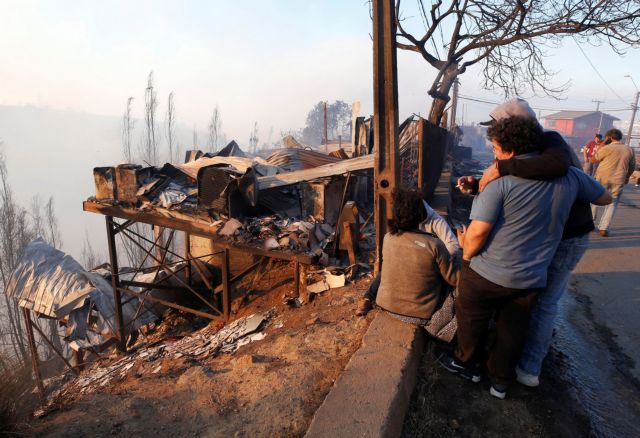 Χιλή : Μαίνεται η πυρκαγιά – Στάχτη έγιναν 150 σπίτια