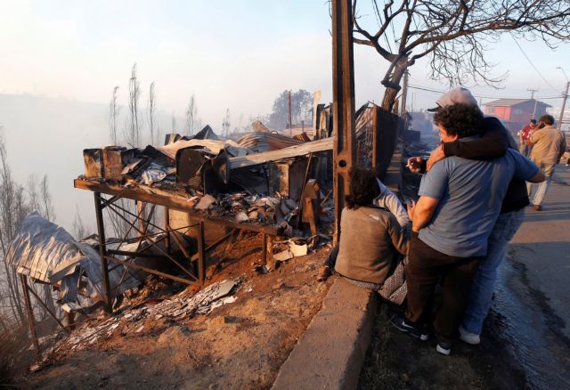 Χιλή : Μαίνεται η πυρκαγιά – Στάχτη έγιναν 150 σπίτια