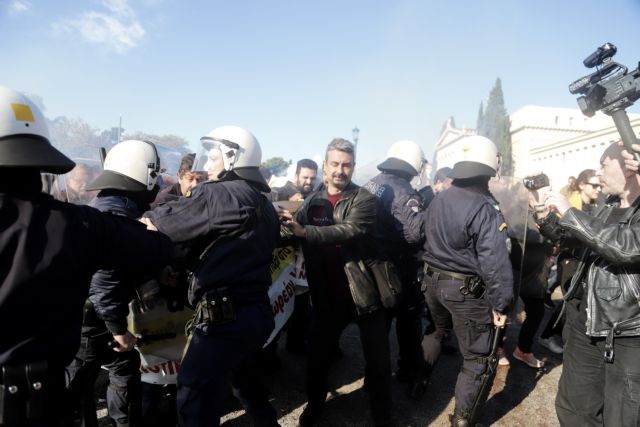 Ένταση και χημικά σε ημερίδα του Πανελλήνιου Ιατρικού Συλλόγου