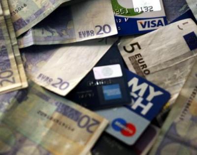 Στα 15 εκατομμύρια ο αριθμός των χρεωστικών καρτών