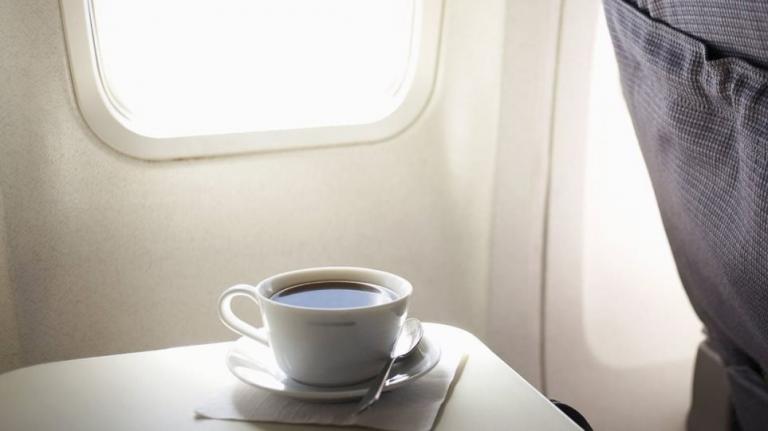 ΕΕ : Οι αεροπορικές εταιρείες υπεύθυνες για εγκαύματα από ζεστά ροφήματα σε επιβάτες