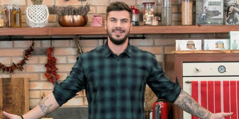 Άκης Πετρετζίκης : H επική γκάφα του on air