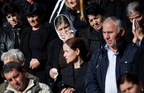 Αλβανία δεν είσαι μόνη: Ένα κερί στη μνήμη των συνανθρώπων μας στην πλατεία Κοτζιά
