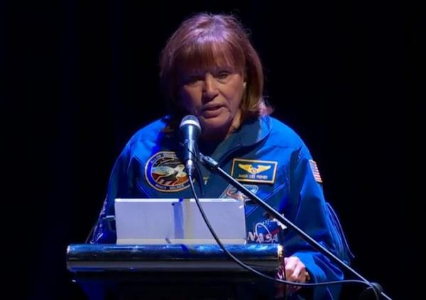 Αστροναύτης Αννα Λη Φίσερ : Η γη δεν φαίνεται από το διάστημα να έχει σύνορα