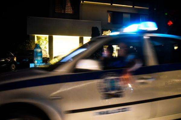 Αχαρνές : Επεσαν με αυτοκίνητο σε κατάστημα τηλεφωνίας – Δεν κατάφεραν να το διαρρήξουν