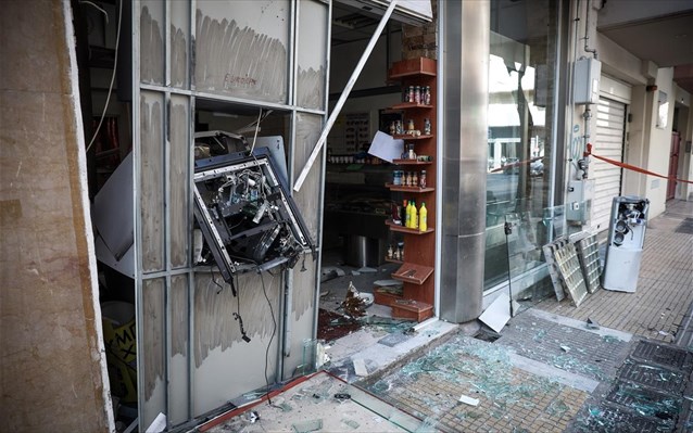 Νέα Χαλκηδόνα : Εισέβαλαν με αυτοκίνητο σε τράπεζα και ανατίναξαν το ΑΤΜ