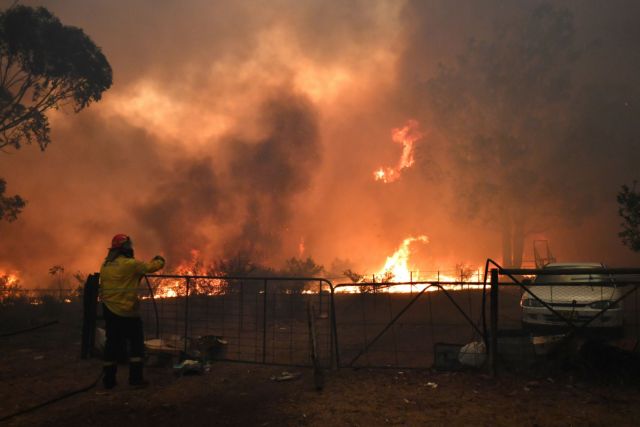Κόλαση στην Αυστραλία : Νεκροί πυροσβέστες – Σάλος από τις διακοπές του πρωθυπουργού