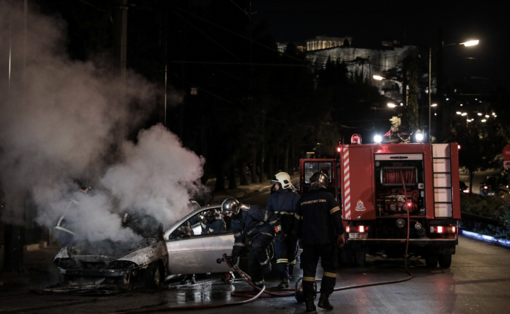 Ιλίσια : Στις φλόγες τρία αυτοκίνητα
