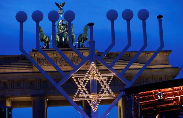 Φωτίστηκε η μεγαλύτερη Μενορά της Ευρώπης στο Βερολίνο