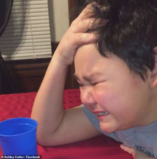 Συγκίνηση: 11χρονος ξεσπά σε δάκρυα χαράς μετά την τελευταία του χημειοθεραπεία