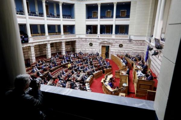 Ο βουλευτής που βγήκε από τα… ρούχα του
