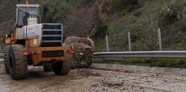Τεράστιος βράχος έπεσε από το βουνό στην Εγνατία