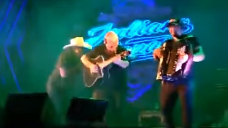 Διάσημος τραγουδιστής πέθανε στην σκηνή – Σοκαριστικό βίντεο τη στιγμή της κατάρρευσης