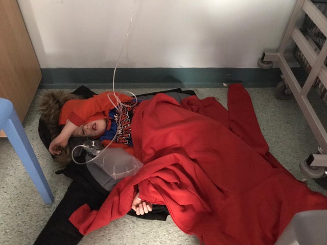 Βρετανία : «Πλήγμα» για Τζόνσον η εικόνα του αγοριού που κοιμάται σε πάτωμα νοσοκομείου