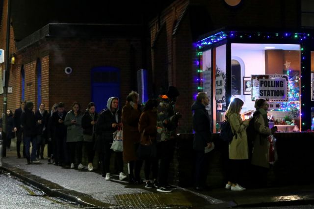 Βρετανικές εκλογές : Ουρές έξω από τα εκλογικά κέντρα