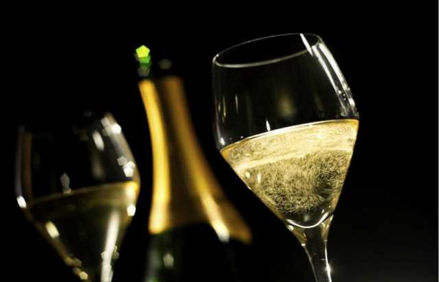 US threatens 100% tariffs on French champagne, cheese and handbags