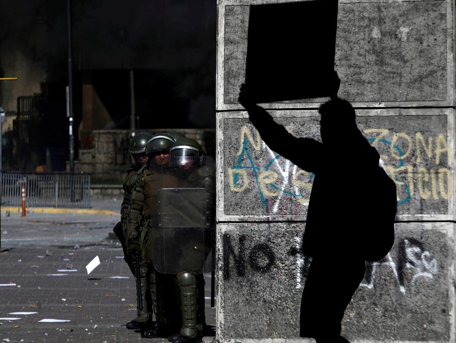 Χιλή : Δικαστήριο καταδίκασε σε φυλάκιση αστυνομικούς που κακοποίησαν διαδηλωτή μέσα σε αστυνομικό τμήμα
