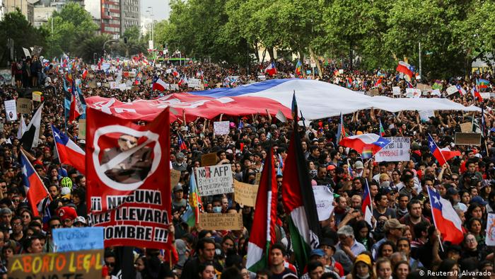Χιλή : Χιλιάδες διαδηλωτές για 50η μέρα παρά τα... δώρα Πινιέρα