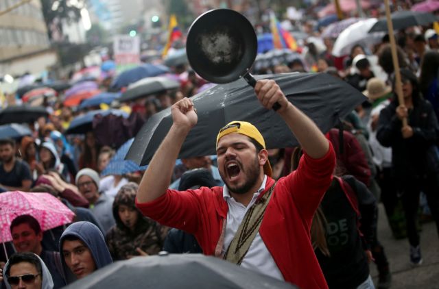 Επιμένουν με τραγούδια και... τηγάνια οι διαδηλωτές στην Κολομβία