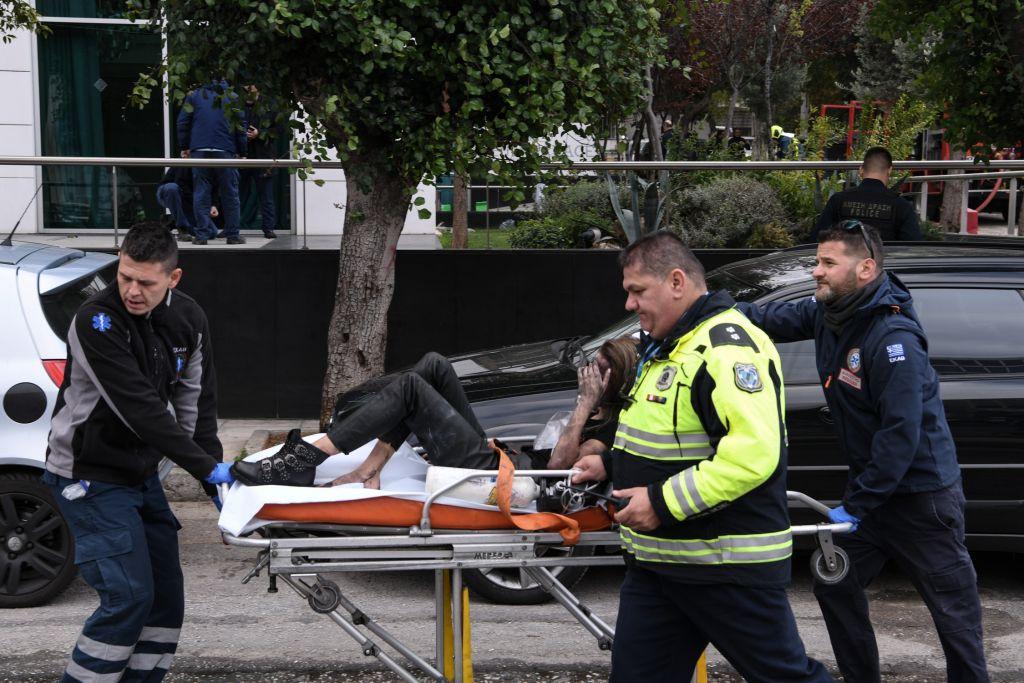 Φωτιά σε ξενοδοχείο στη Συγγρού: Μία 24χρονη διασωληνωμένη – Συγκλονιστικές εικόνες