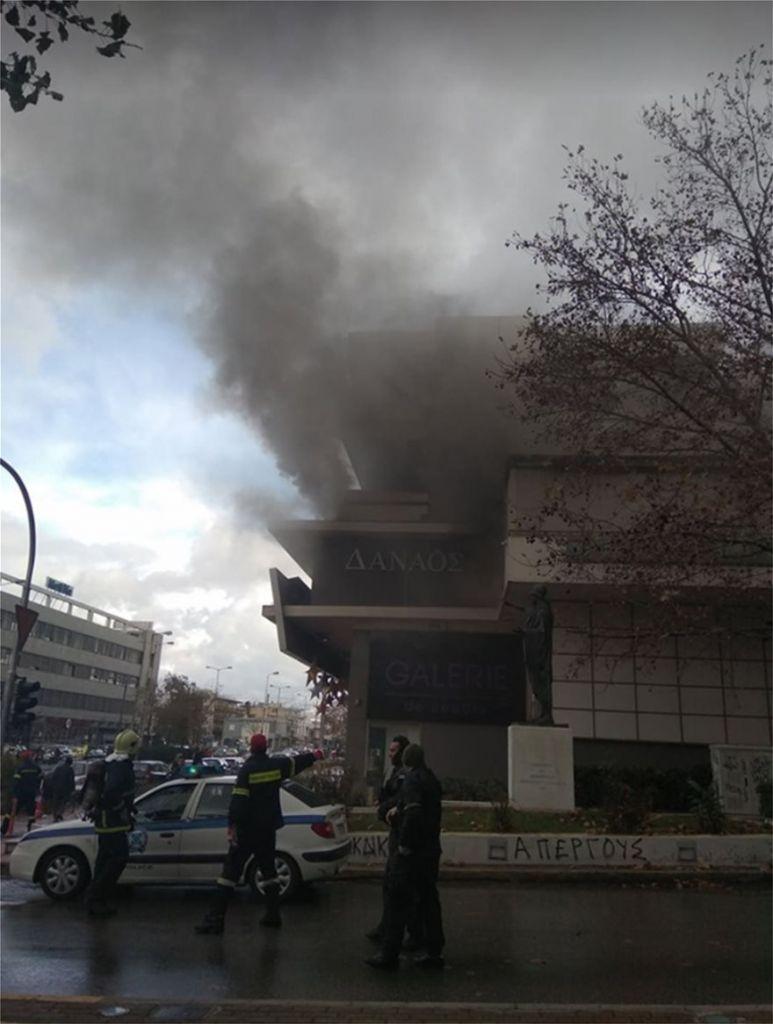 Φωτιά σε κτίριο που στεγάζεται πολυκατάστημα στο Χολαργό