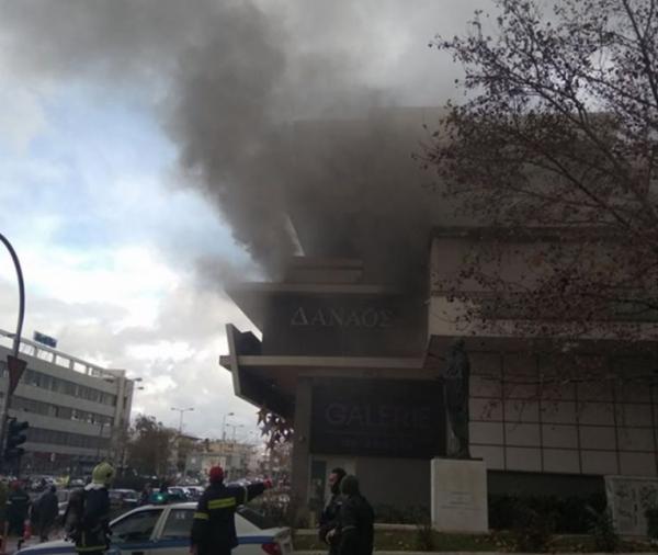 Φωτιά σε κτίριο που στεγάζεται πολυκατάστημα στο Χολαργό